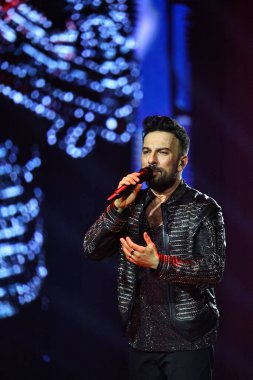 24-01-2026 İstanbul Türkiye: Tarkan mavi konser ışığı altında canlı performans sergiliyor