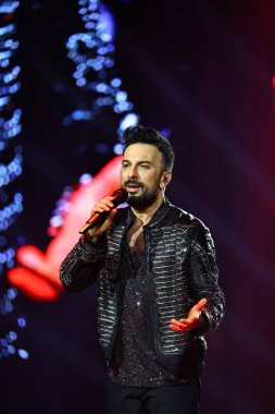 24-01-2026 İstanbul Türkiye: Tarkan mavi konser ışığı altında canlı performans sergiliyor