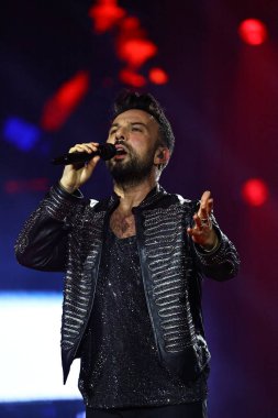 24-01-2026 İstanbul Türkiye: Tarkan mavi konser ışığı altında canlı performans sergiliyor
