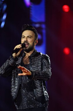 24-01-2026 İstanbul Türkiye: Tarkan mavi konser ışığı altında canlı performans sergiliyor