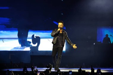 24-01-2026 İstanbul Türkiye: Tarkan mavi konser ışığı altında canlı performans sergiliyor