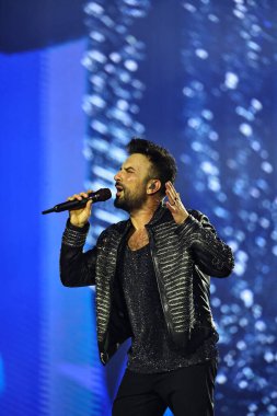 24-01-2026 İstanbul Türkiye: Tarkan mavi konser ışığı altında canlı performans sergiliyor