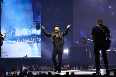 24-01-2026 İstanbul Türkiye: Tarkan mavi konser ışığı altında canlı performans sergiliyor