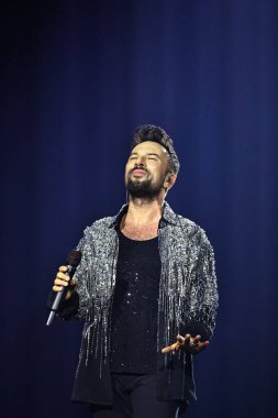 24-01-2026 İstanbul Türkiye: Tarkan mavi konser ışığı altında canlı performans sergiliyor