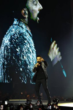 24-01-2026 İstanbul Türkiye: Tarkan mavi konser ışığı altında canlı performans sergiliyor