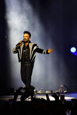 24-01-2026 İstanbul Türkiye: Tarkan mavi konser ışığı altında canlı performans sergiliyor