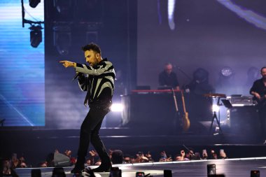 24-01-2026 İstanbul Türkiye: Tarkan mavi konser ışığı altında canlı performans sergiliyor
