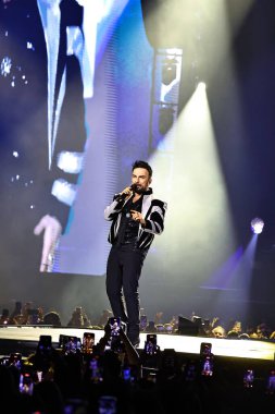 24-01-2026 İstanbul Türkiye: Tarkan mavi konser ışığı altında canlı performans sergiliyor