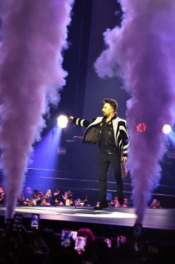 24-01-2026 İstanbul Türkiye: Tarkan mavi konser ışığı altında canlı performans sergiliyor