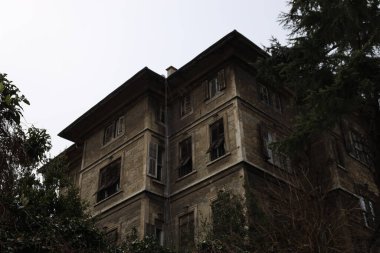 Şehirdeki terk edilmiş bina