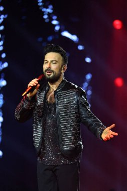 24-01-2026 İstanbul Türkiye: Aydınlanmış geyiklerle ilgili Tarkan şarkısını kapatın