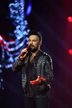 24-01-2026 İstanbul Türkiye: Aydınlanmış geyiklerle ilgili Tarkan şarkısını kapatın