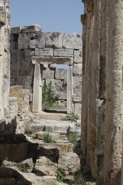 20-12-2023 İstanbul Türkiye: Tarihi arkeoloji sahasındaki antik taş kalıntıları koridoru harabeye çevirdi