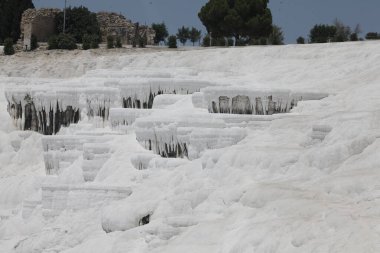 05-05-2023 Pamukkale Denizli Türkiye: UNESCO Dünya Mirası sahasında donmuş beyaz travertin terasları