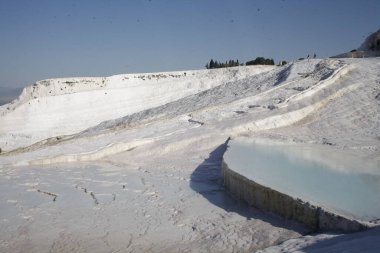 05-05-2023 Pamukkale Denizli Türkiye: UNESCO Dünya Mirası sahasında donmuş beyaz travertin terasları