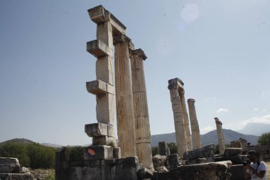 07-07-2023 Aydın Türkiye: Afrodizyak Antik Şehir arkeoloji sahasındaki Tetrapylon heykeli
