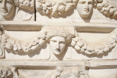 07-07-2023 Aydın Türkiye: Afrodizyak Antik Şehir arkeoloji sahasındaki Tetrapylon heykeli