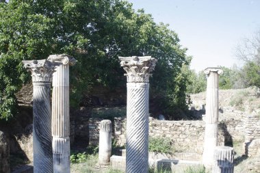 07-07-2023 Aydın Türkiye: Afrodizyak Antik Şehir arkeoloji sahasındaki Tetrapylon heykeli
