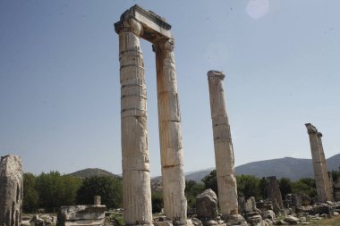 07-07-2023 Aydın Türkiye: Afrodizyak Antik Şehir arkeoloji sahasındaki Tetrapylon heykeli