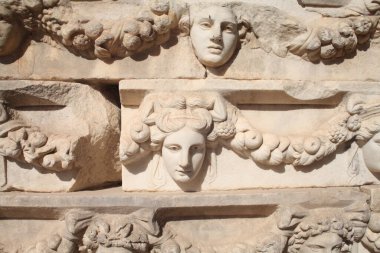 07-07-2023 Aydın Türkiye: Afrodizyak Antik Şehir arkeoloji sahasındaki Tetrapylon heykeli