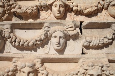 07-07-2023 Aydın Türkiye: Afrodizyak Antik Şehir arkeoloji sahasındaki Tetrapylon heykeli