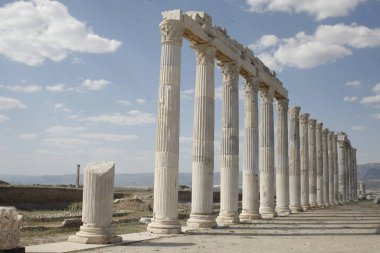 07-07-2023 Denizli Türkiye: Laodicea Antik Şehir arkeoloji sahasının kolonileştirilmiş sokak kalıntıları
