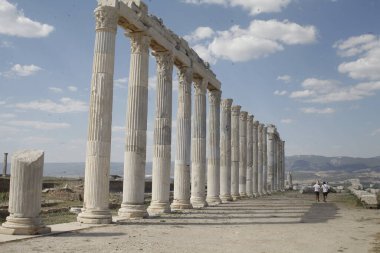 07-07-2023 Denizli Türkiye: Laodicea Antik Şehir arkeoloji sahasının kolonileştirilmiş sokak kalıntıları