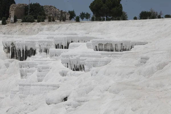 05-05-2023 Pamukkale Denizli Türkiye: UNESCO Dünya Mirası sahasında donmuş beyaz travertin terasları