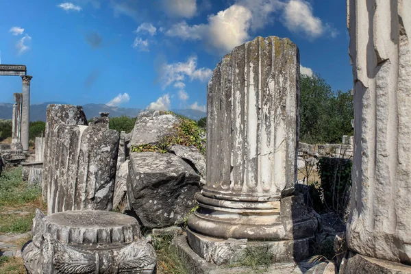 07-07-2023 Aydın Türkiye: Afrodizyak Antik Şehir arkeoloji sahasındaki Tetrapylon heykeli