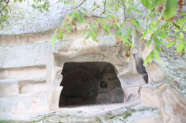22-09-2024 Yazlkaya Eskisehir Türkiye: Antik kayalıklara kazınmış Phrygian kaya heykeli