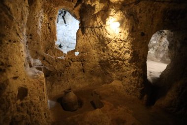 24-09-2024 Derinkuyu Nevsehir Türkiye: Derinkuyu Yeraltı Kenti 'nin iç tüneli kayalara oyuldu