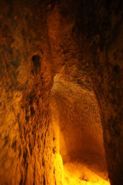 24-09-2024 Kaymakli Nevsehir Türkiye: Kapadokya 'daki Kaymakli Yeraltı Kenti içindeki aydınlık tünel