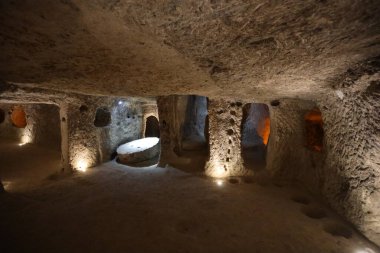24-09-2024 Kaymakli Nevsehir Türkiye: Kapadokya 'daki Kaymakli Yeraltı Kenti içindeki aydınlık tünel