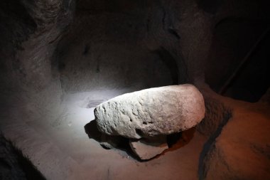 24-09-2024 Kaymakli Nevsehir Türkiye: Kapadokya 'daki Kaymakli Yeraltı Kenti içindeki aydınlık tünel