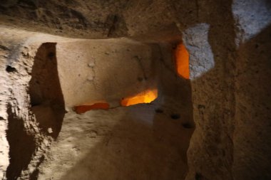 24-09-2024 Kaymakli Nevsehir Türkiye: Kapadokya 'daki Kaymakli Yeraltı Kenti içindeki aydınlık tünel