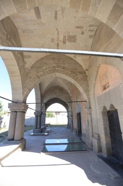 24-09-2024 Derinkuyu Nevsehir Türkiye: Derinkuyu Yeraltı Kenti 'nin iç odası volkanik kayalara oyuldu