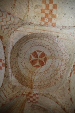 23-09-2024 Goreme Nevsehir Türkiye: Kapadokya 'daki Karanlık Kilise mağara kilisesi