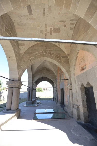 24-09-2024 Derinkuyu Nevsehir Türkiye: Derinkuyu Yeraltı Kenti 'nin iç odası volkanik kayalara oyuldu