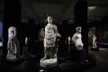 14-11-2025 İstanbul Türkiye: İstanbul Arkeoloji Müzeleri tarihi neoklasik cephe