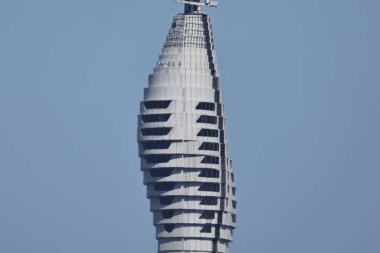 20-12-2025 İstanbul Türkiye: Açık mavi gökyüzüne karşı modern gökdelen binası