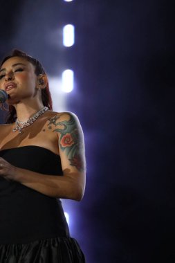 12-08-2025 İstanbul Türkiye: Melek Mosso Sahnede Canlı Gösteriyor