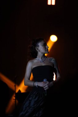 12-08-2025 İstanbul Türkiye: Melek Mosso Sahnede Canlı Gösteriyor