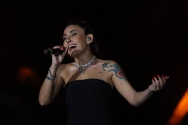 12-08-2025 İstanbul Türkiye: Melek Mosso Sahnede Canlı Gösteriyor