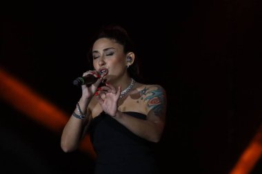 12-08-2025 İstanbul Türkiye: Melek Mosso Sahnede Canlı Gösteriyor