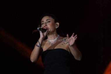 12-08-2025 İstanbul Türkiye: Melek Mosso Sahnede Canlı Gösteriyor