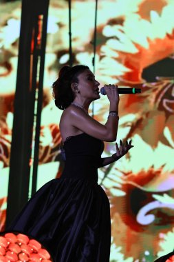 12-08-2025 İstanbul Türkiye: Melek Mosso Sahnede Canlı Gösteriyor