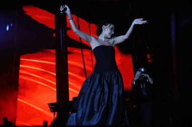 12-08-2025 İstanbul Türkiye: Melek Mosso Sahnede Canlı Gösteriyor