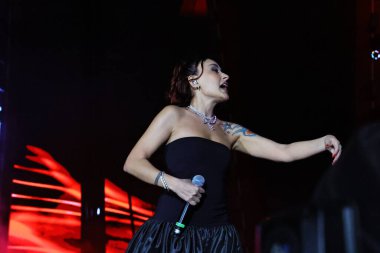 12-08-2025 İstanbul Türkiye: Melek Mosso Sahnede Canlı Gösteriyor