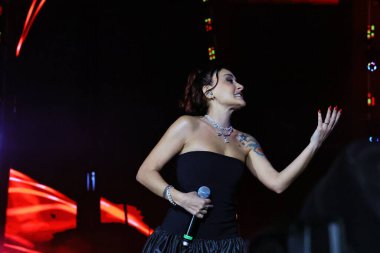 12-08-2025 İstanbul Türkiye: Melek Mosso Sahnede Canlı Gösteriyor