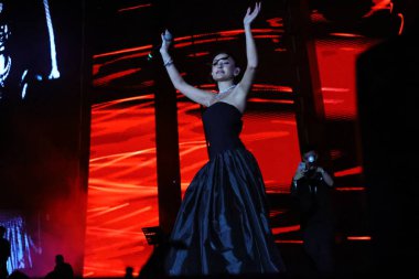 12-08-2025 İstanbul Türkiye: Melek Mosso Sahnede Canlı Gösteriyor